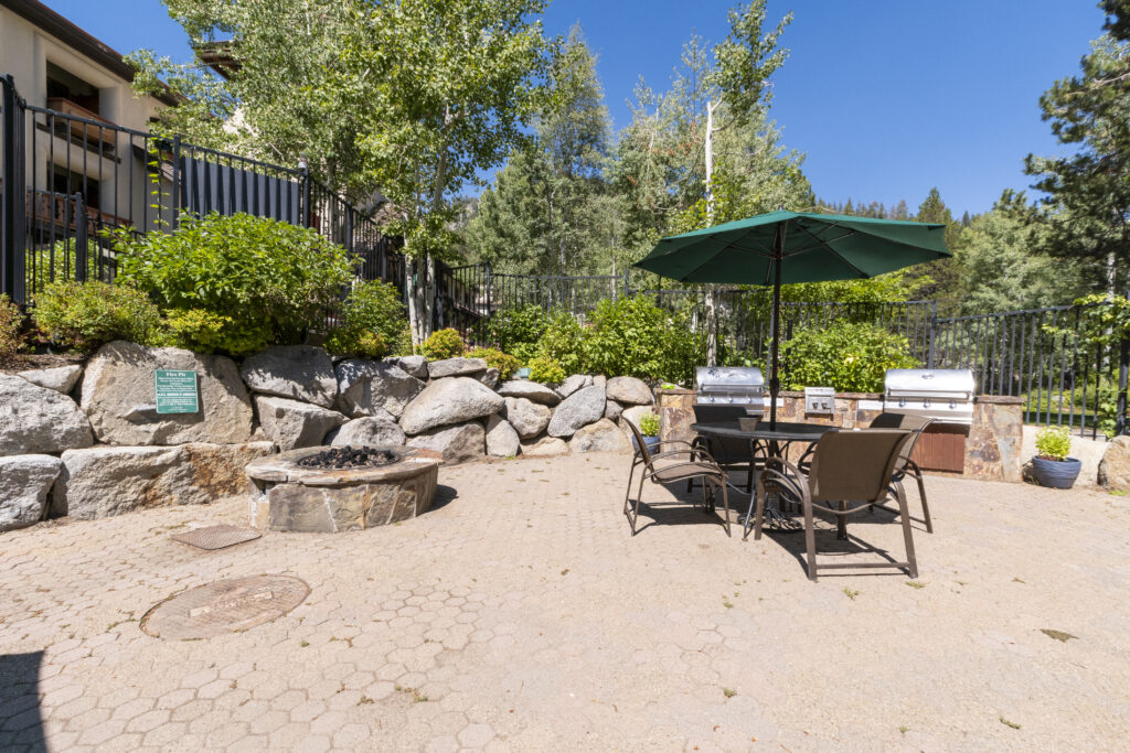 OVI bbq area, firepit and table with chairs